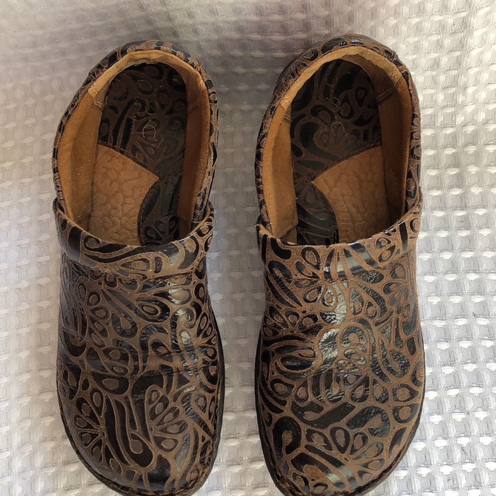 b.ø.c. Peggy Slip-On Embossed Clog - Picture 4 of 16